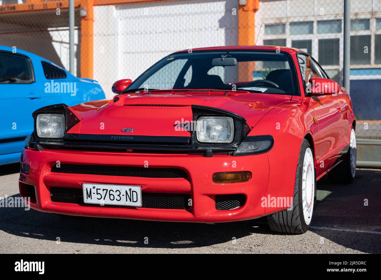Une voiture de sport Toyota Celica rouge garée Banque D'Images