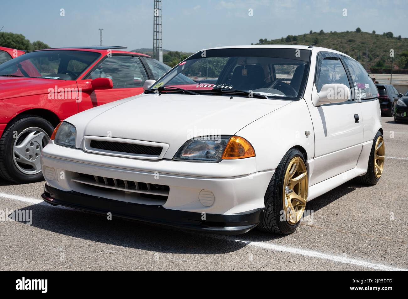 Une voiture de sport Suzuki Swift blanche garée dans la rue Banque D'Images