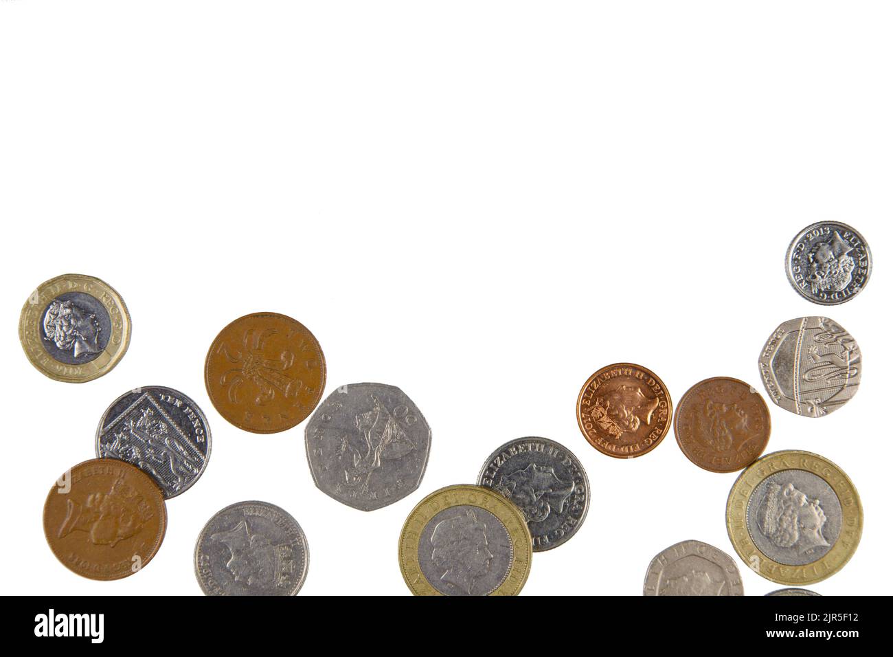 Un fond plat de pièces britanniques isolées sur un fond blanc avec un espace de copie. Banque D'Images