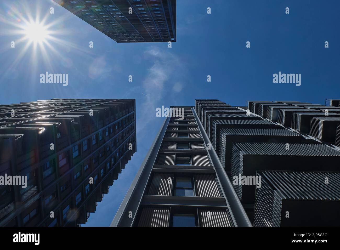 Le soleil a surpassé les appartements à propriété partagée récemment achevés au quartier Queens à Croydon Banque D'Images