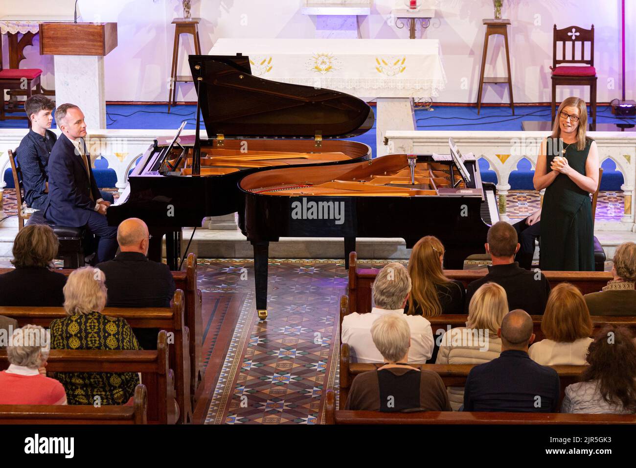 Deux concerts de piano dans une église. Île de Valentia, comté de Kerry, Irlande Banque D'Images