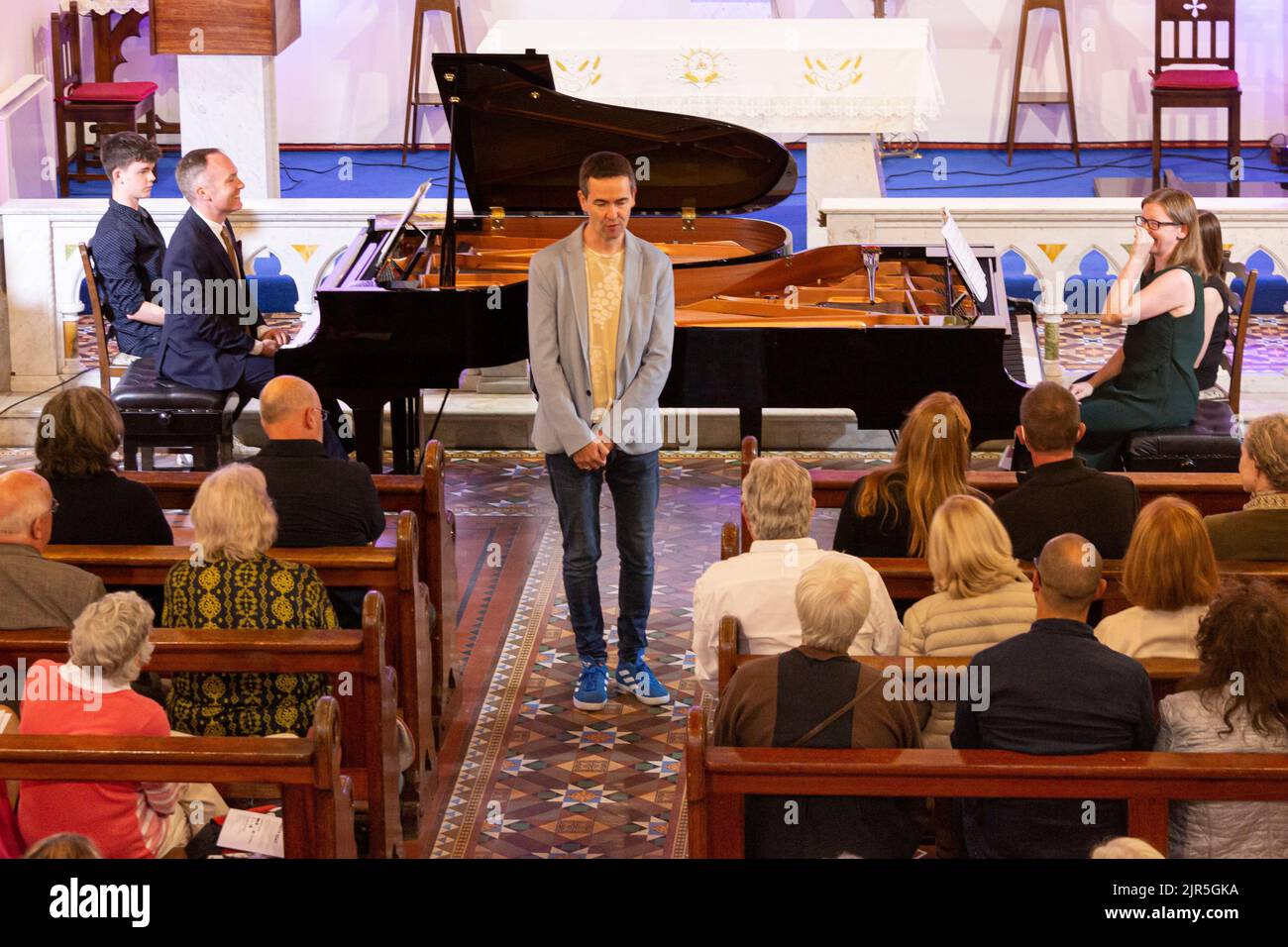 Deux concerts de piano dans une église. Île de Valentia, comté de Kerry, Irlande Banque D'Images