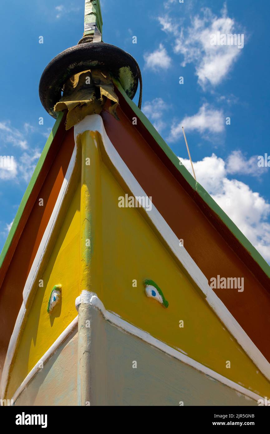 Vue rapprochée d'un bateau de pêche traditionnel depuis les îles maltaises. Le Luzzu a un oeil typique sur l'arc et il est appelé l'oeil Osiris Banque D'Images