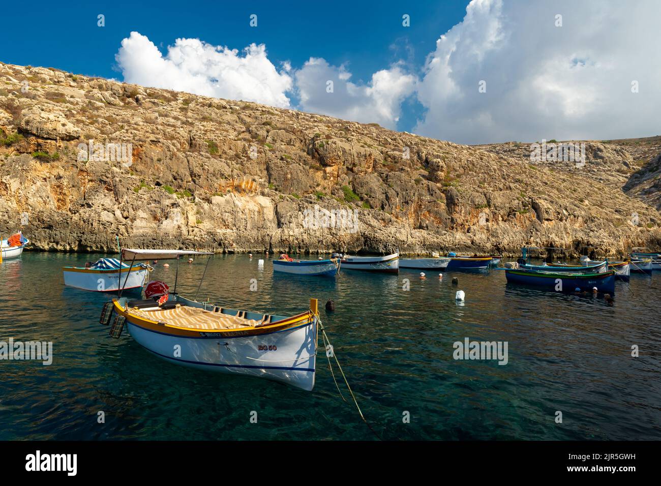 Vue rapprochée d'un bateau de pêche traditionnel depuis les îles maltaises. Le Luzzu a un oeil typique sur l'arc et il est appelé l'oeil Osiris Banque D'Images