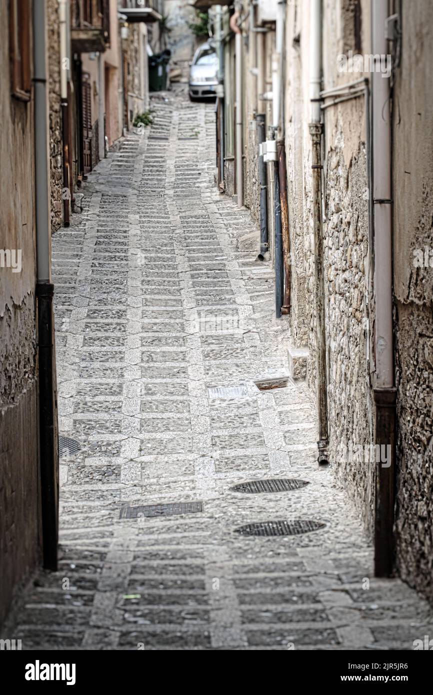 Vieille rue de la vieille ville de Caccamo dans l'ouest de la Sicile, Italie (1) Banque D'Images
