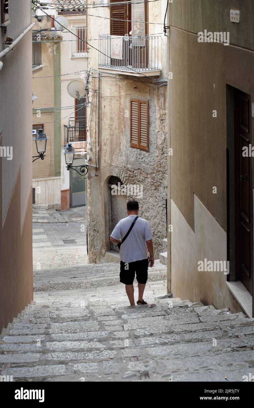 Vieille rue avec des marches de la vieille ville de Caccamo dans l'ouest de la Sicile, Italie Banque D'Images