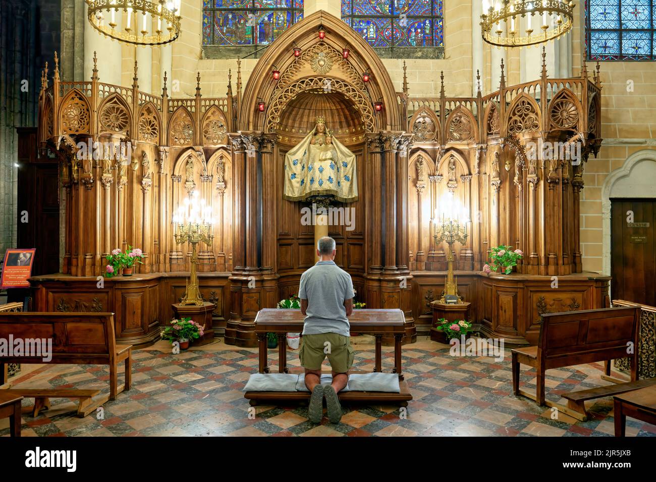 Chartres France. La cathédrale. Prier dans une chapelle Banque D'Images