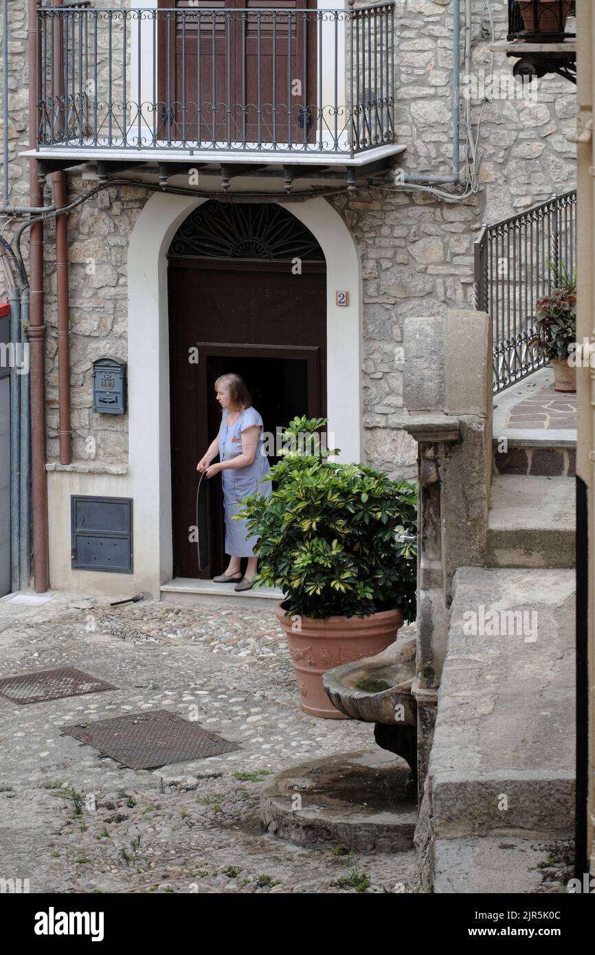 Vieille rue de la vieille ville de Caccamo dans l'ouest de la Sicile, Italie (2) Banque D'Images