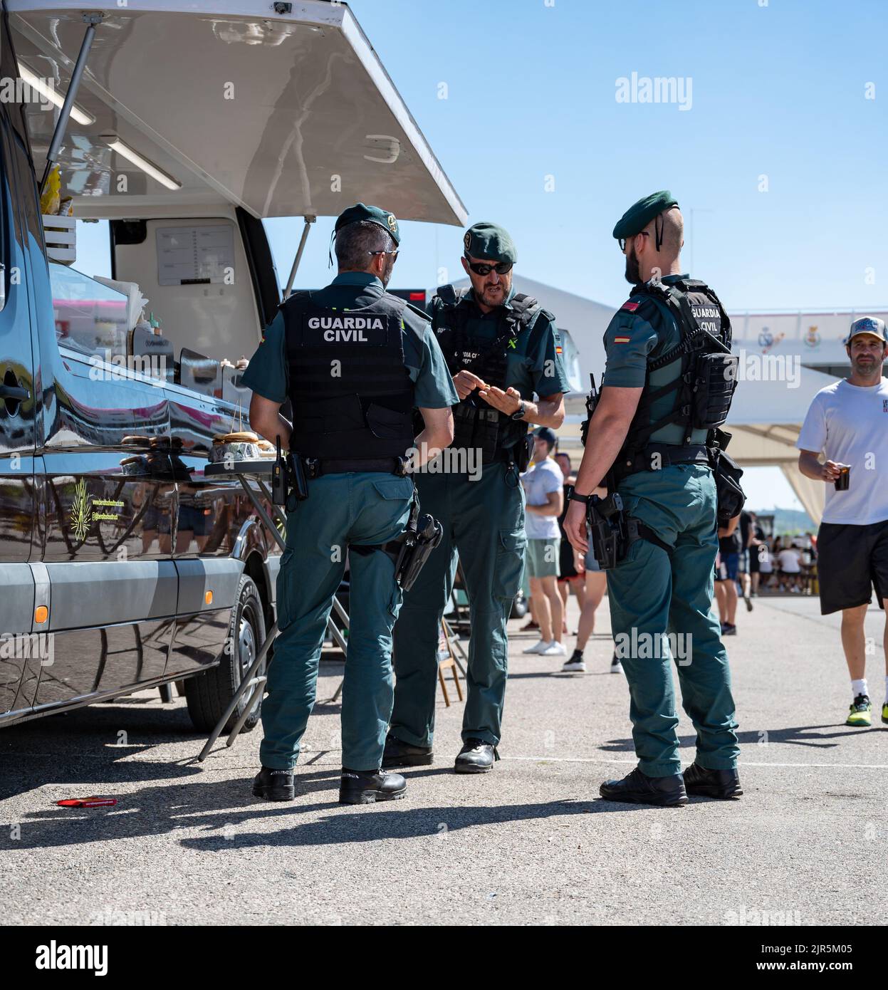 La Garde civile espagnole mangeant à partir d'un camion alimentaire par une journée ensoleillée Banque D'Images
