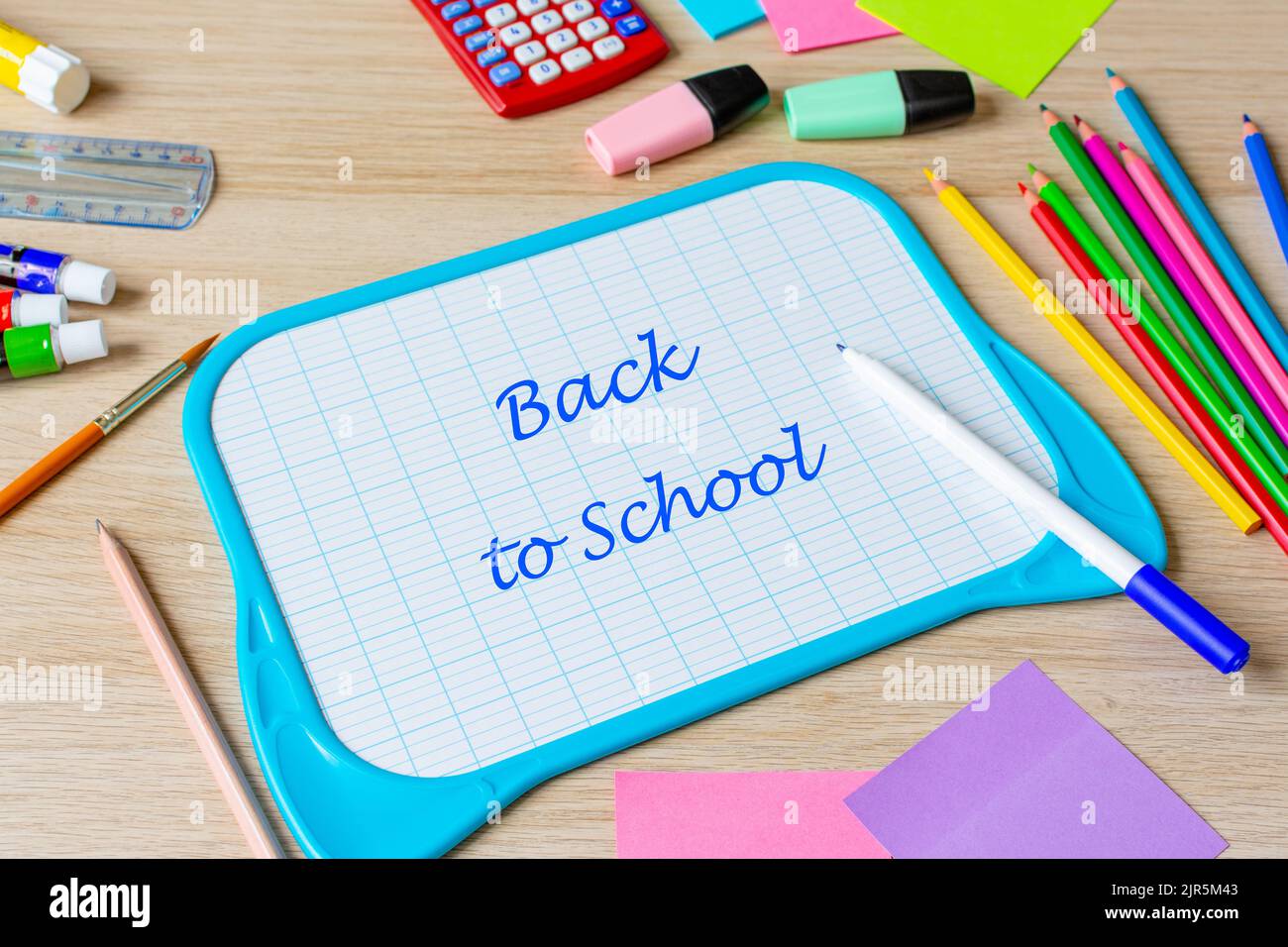 Ardoise blanche avec inscription « Back to School » Banque D'Images