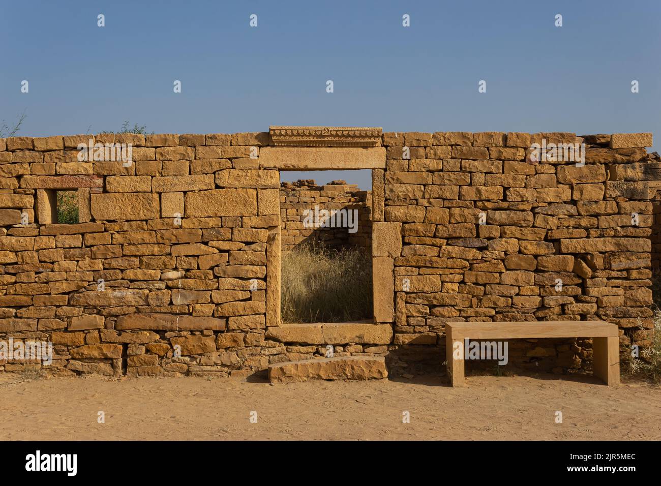 Kuldhara est un village abandonné dans le district de Jaisalmer du Rajasthan, en Inde. Établi autour du 13th siècle, il était autrefois un village prospère. Banque D'Images