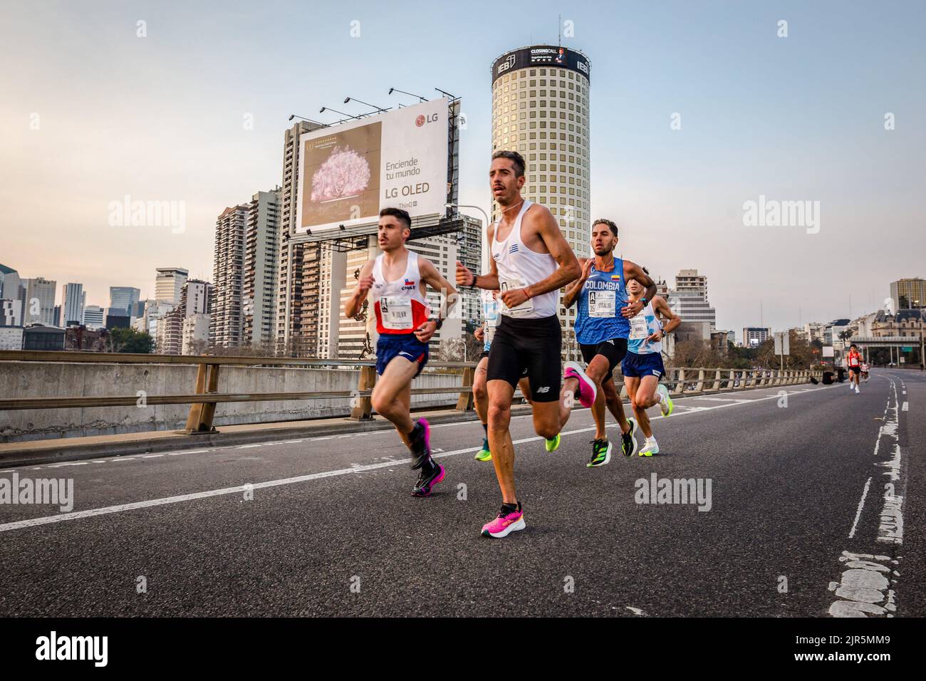 Buenos Aires, Argentine. 21st août 2022. Un groupe d'athlètes d'élite se dirige le long de l'autoroute Illia vers la ligne d'arrivée du semi-marathon de Buenos Aires. 21K Buenos Aires: 20 mille personnes ont rempli les rues de Buenos Aires de couleur avec le semi-marathon. La compétition internationale a retrouvé toute sa splendeur avec plus de 150 coureurs d'élite et un grand nombre d'athlètes du monde entier. (Photo de Nacho Boullosa/SOPA Images/Sipa USA) crédit: SIPA USA/Alay Live News Banque D'Images