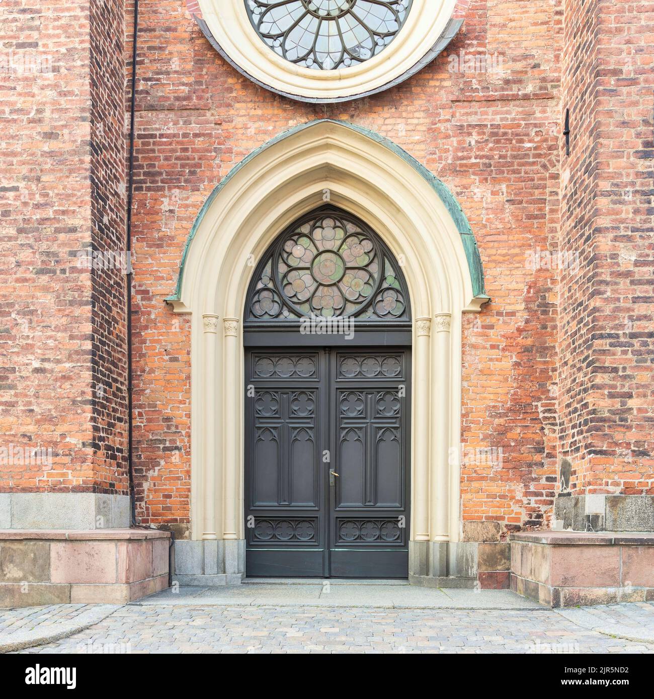 Entrée de l'église Riddarholmen, située sur l'île de Riddarholmshamnen, vieille ville, Gamla stan. Avant le coucher du soleil en été, Stockholm, Suède Banque D'Images