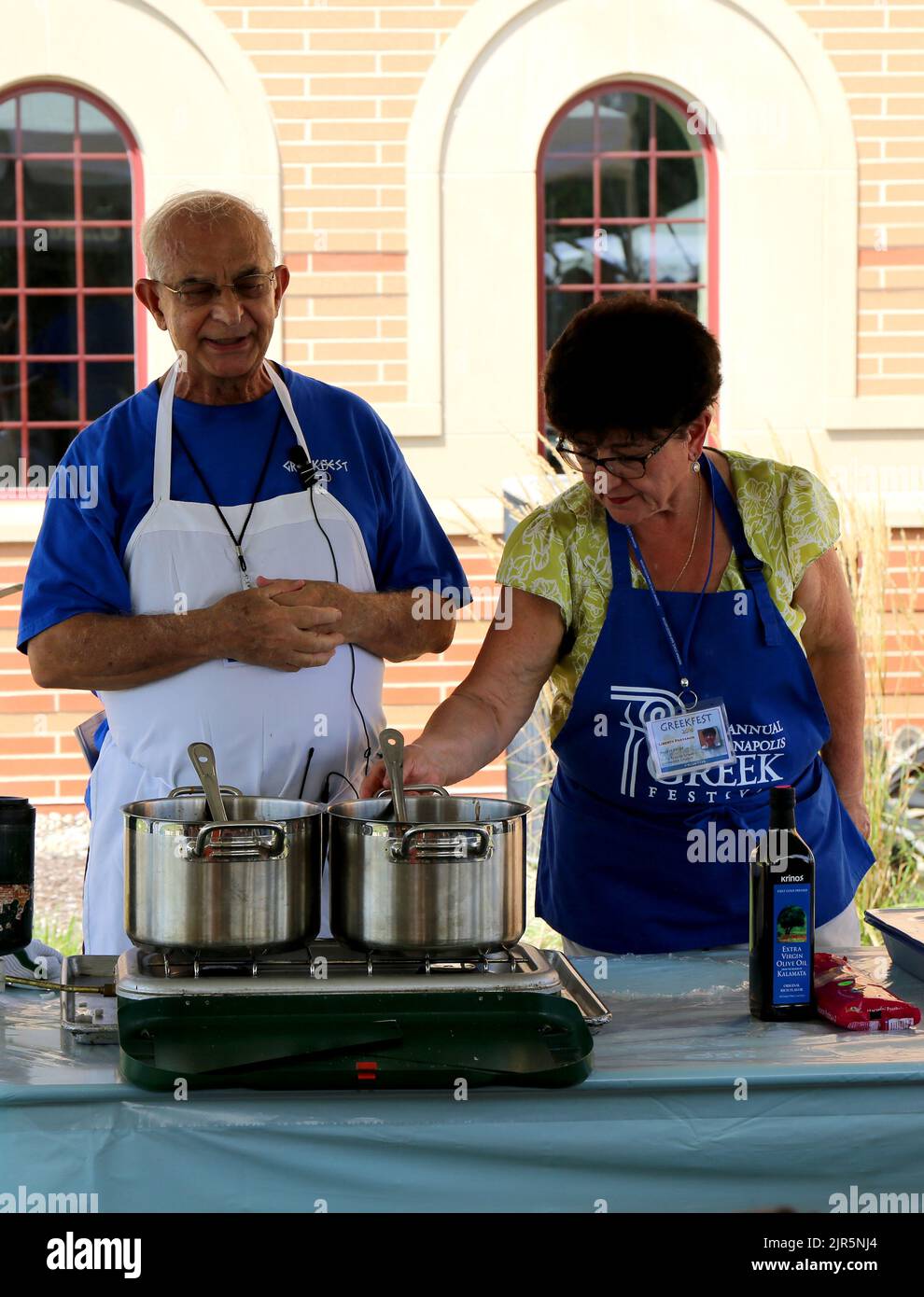 Carmel,Indiana,États-Unis-AOÛT 28:volontaires grecs non identifiés enseignant comment cuisiner la nourriture grecque à Greek Fest.28 août, 2016 à Carmel, Indiana. Banque D'Images