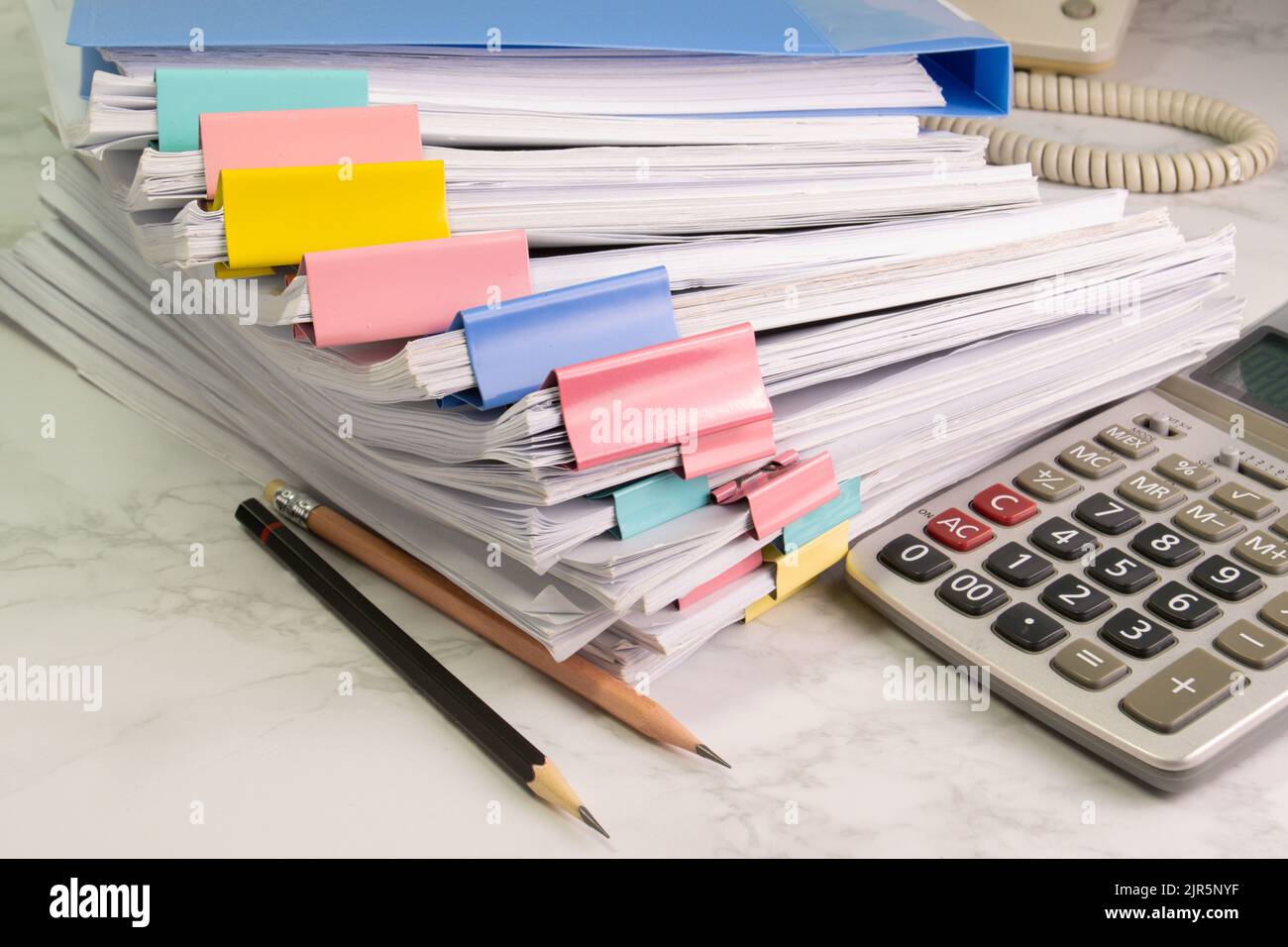 documenter le papier du rapport d'entreprise sur la table avec un crayon et une calculatrice, document de concept dans le bureau de travail Banque D'Images