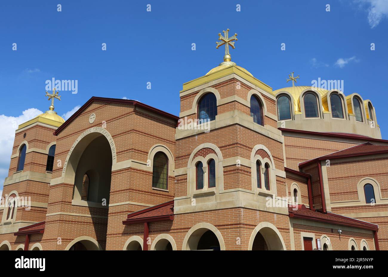 Carmel,Indiana,États-Unis-AOÛT 28:Église orthodoxe grecque de la Sainte Trinité avec des croix d'or sur Top.28 août, 2016 à Carmel,Indiana. Banque D'Images