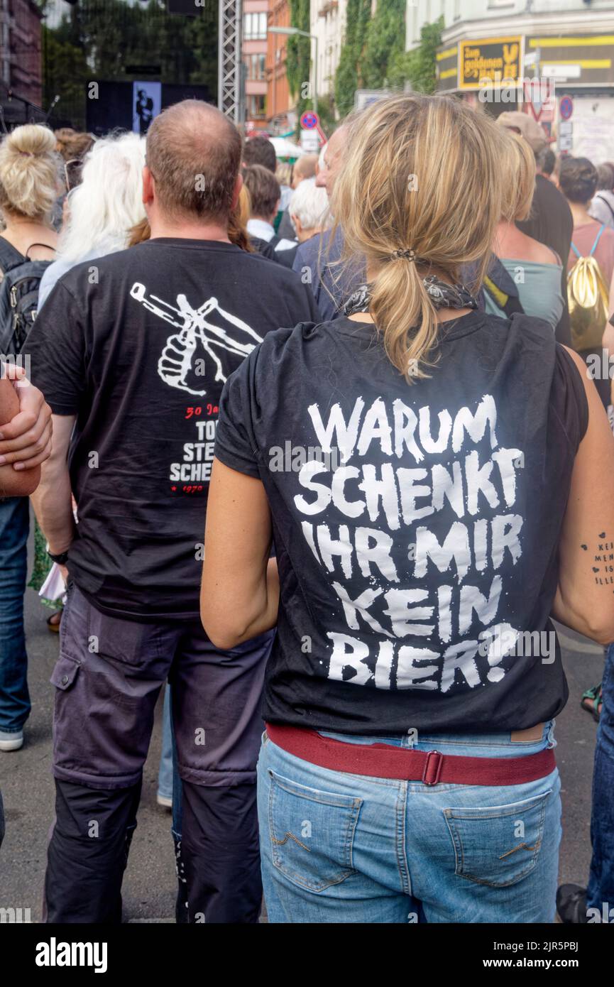 Zuschauer BEI der Umbenennung des Heinrichplatzes à Rio-Reiser-Platz à Berlin-Kreuzberg. Zur Feier mit der Politrockband ton Steine Scherben kam auc Banque D'Images