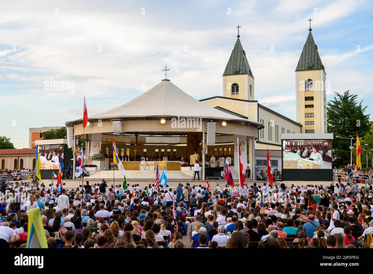 Sainte Messe présidée par Luigi Pezzuto, le Nonce apostolique en Bosnie-Herzégovine et au Monténégro pendant Mladifest à Medjugorje. Banque D'Images