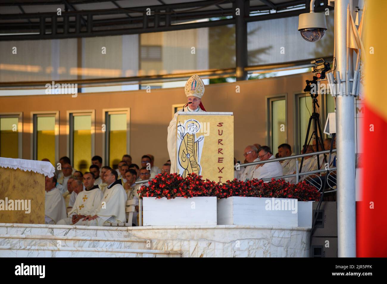 Luigi Pezzuto, le Nonce apostolique en Bosnie-Herzégovine et au Monténégro, délivrant un homélie à la Sainte Messe pendant Mladifest 2021 à Medjugorje. Banque D'Images