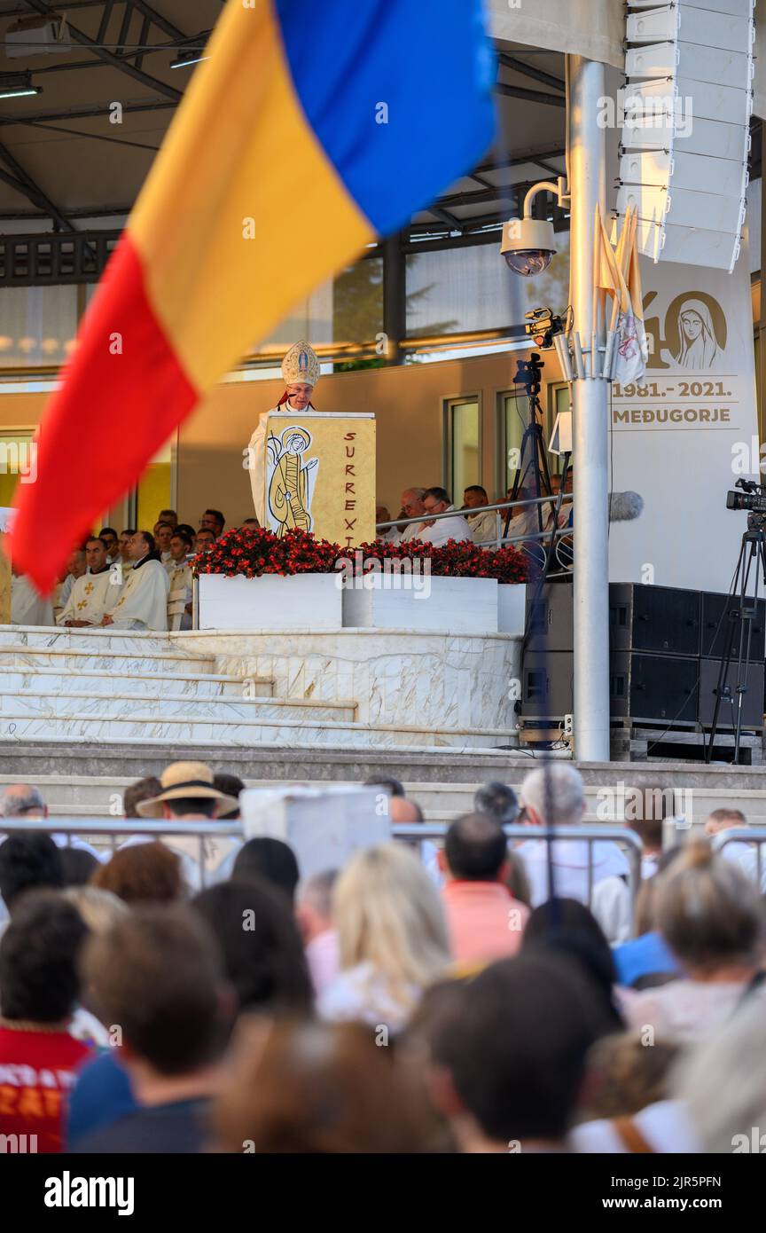 Luigi Pezzuto, le Nonce apostolique en Bosnie-Herzégovine et au Monténégro, délivrant un homélie à la Sainte Messe pendant Mladifest 2021 à Medjugorje. Banque D'Images