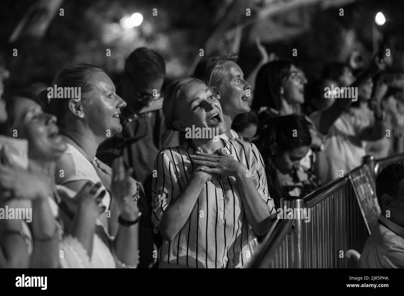 Des personnes dansant aux chansons chrétiennes pendant Mladifest 2021 – le festival de la jeunesse – à Medjugorje, en Bosnie-Herzégovine. 2021/08/05. Banque D'Images