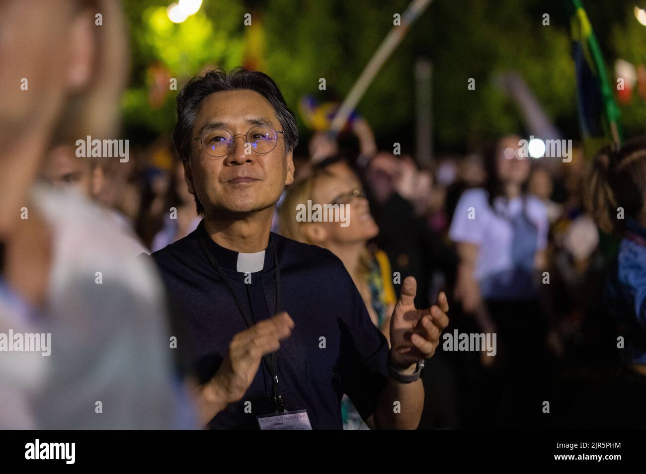 Un prêtre dansant aux chansons chrétiennes pendant Mladifest 2021 – le festival de la jeunesse – à Medjugorje, en Bosnie-Herzégovine. 2021/08/05. Banque D'Images