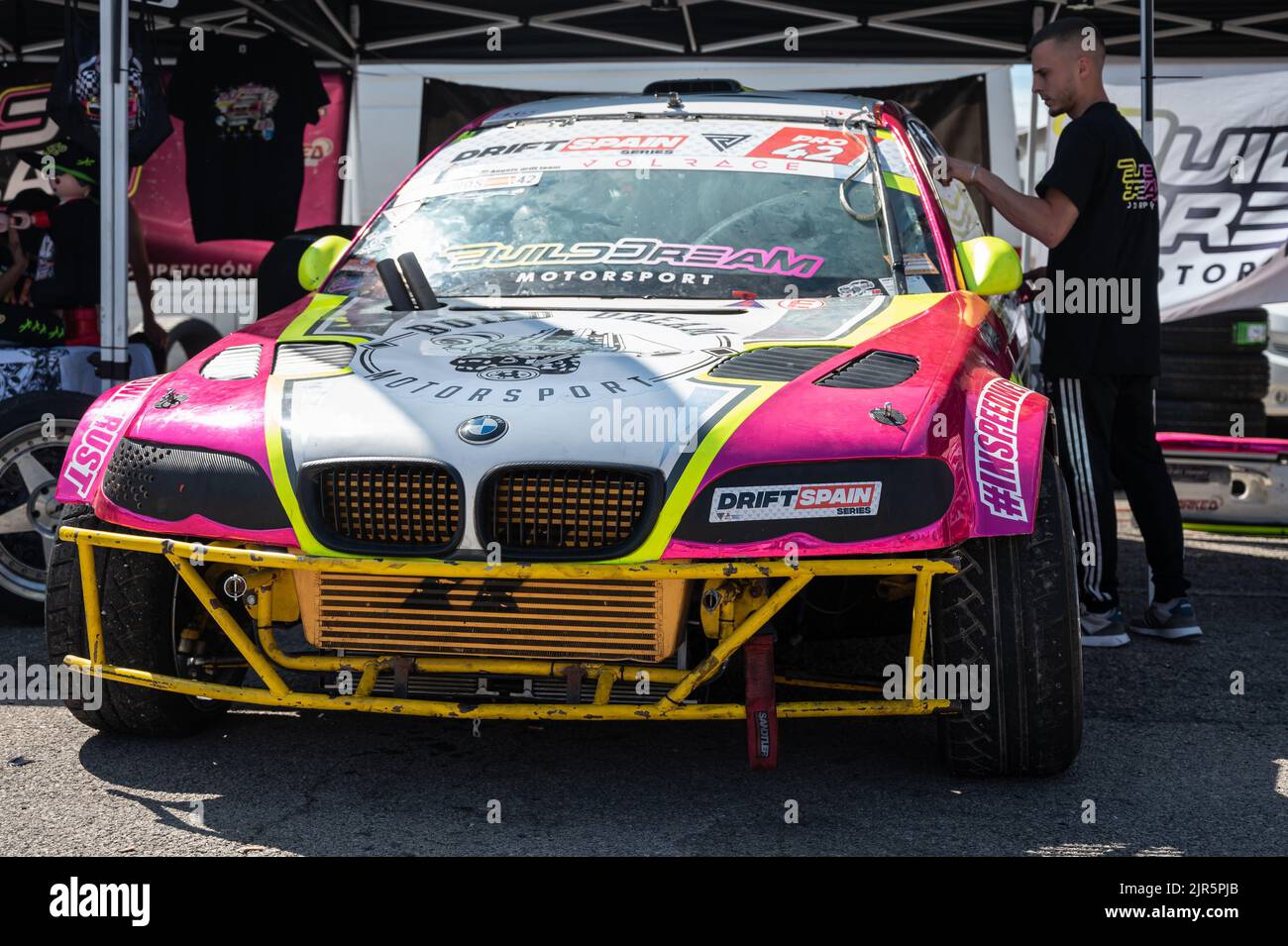 Une BMW E46 de couleur rose et blanche est en cours de réglage pour les compétitions de dérive Banque D'Images