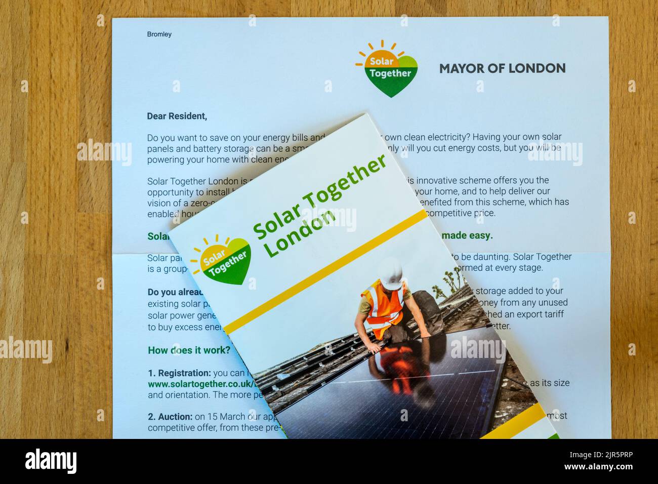 Une lettre et une brochure du maire de Londres aux résidents faisant la promotion de Solar Together London, une initiative visant à installer des cellules photovoltaïques dans les maisons. Banque D'Images