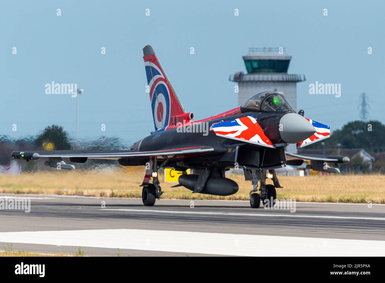 L'avion de chasse à réaction RAF Eurofighter Typhoon à l'aéroport Southend de Londres tout en l'utilisant comme base pour exposer à Eastbourne Airshow. Schéma britannique Banque D'Images