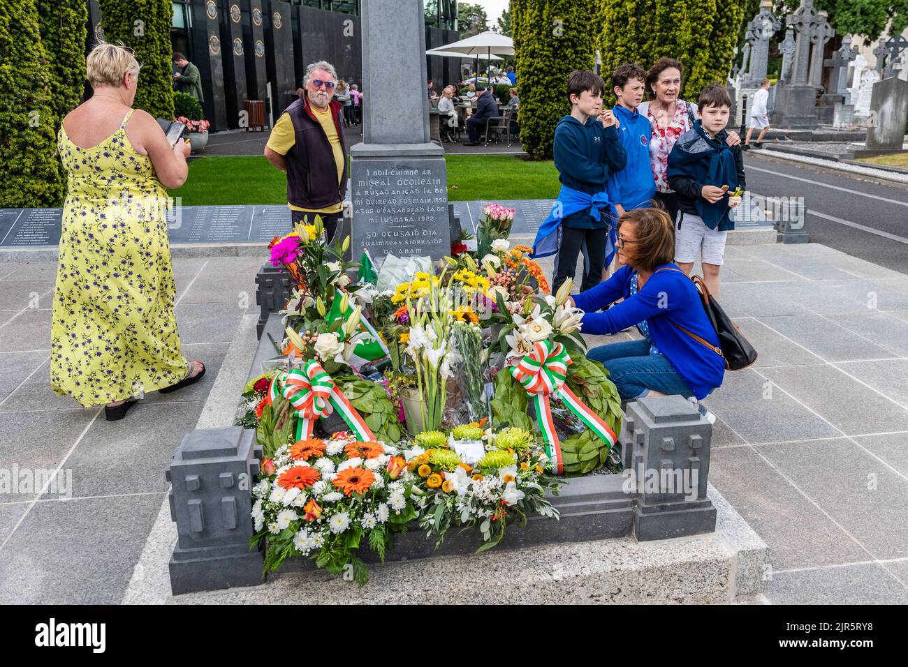 Dublin, Irlande. 22nd août 2022. À l'anniversaire de la mort de Michael Collins en 100th, des centaines de personnes ont rendu hommage à la tombe du général au cimetière Glasnevin. Crédit : AG News/Alay Live News Banque D'Images