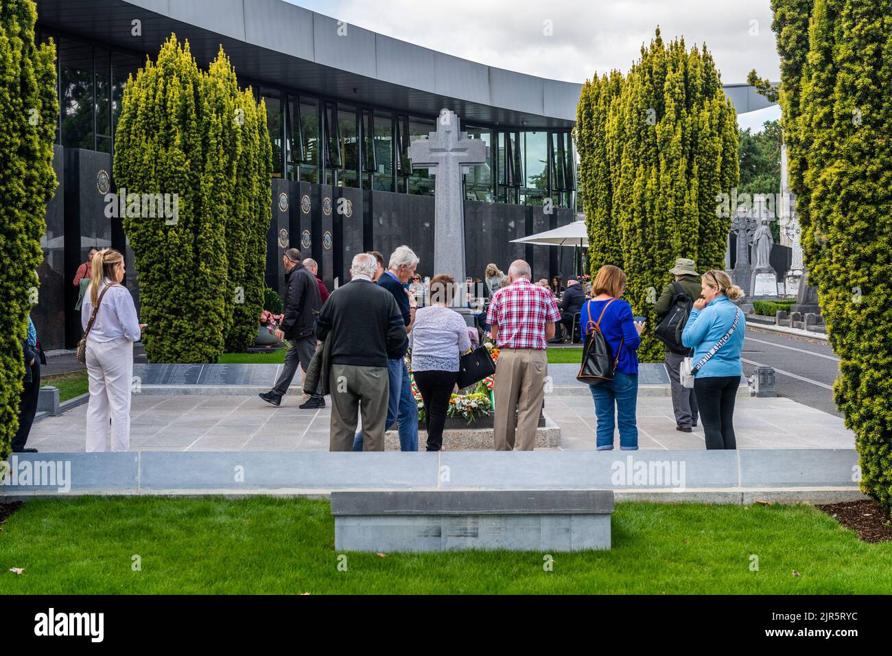 Dublin, Irlande. 22nd août 2022. À l'anniversaire de la mort de Michael Collins en 100th, des centaines de personnes ont rendu hommage à la tombe du général au cimetière Glasnevin. Crédit : AG News/Alay Live News Banque D'Images