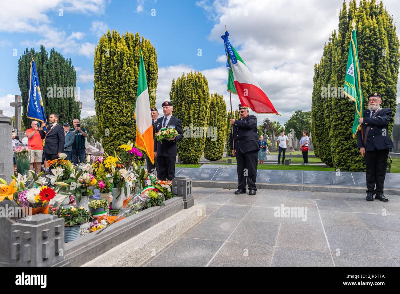 Dublin, Irlande. 22nd août 2022. À l'occasion du 100th anniversaire de la mort de Michael Collins, les vétérans militaires de Dublin et le groupe italien 'Associazione Nazionale Carabinieri Irelanda' ont organisé une cérémonie de pose de couronnes à la tombe de Collin dans le cimetière de Glasnevin. John Byrne, des vétérans militaires de Dublin, a déposé une couronne et a salué la tombe. Crédit : AG News/Alay Live News Banque D'Images