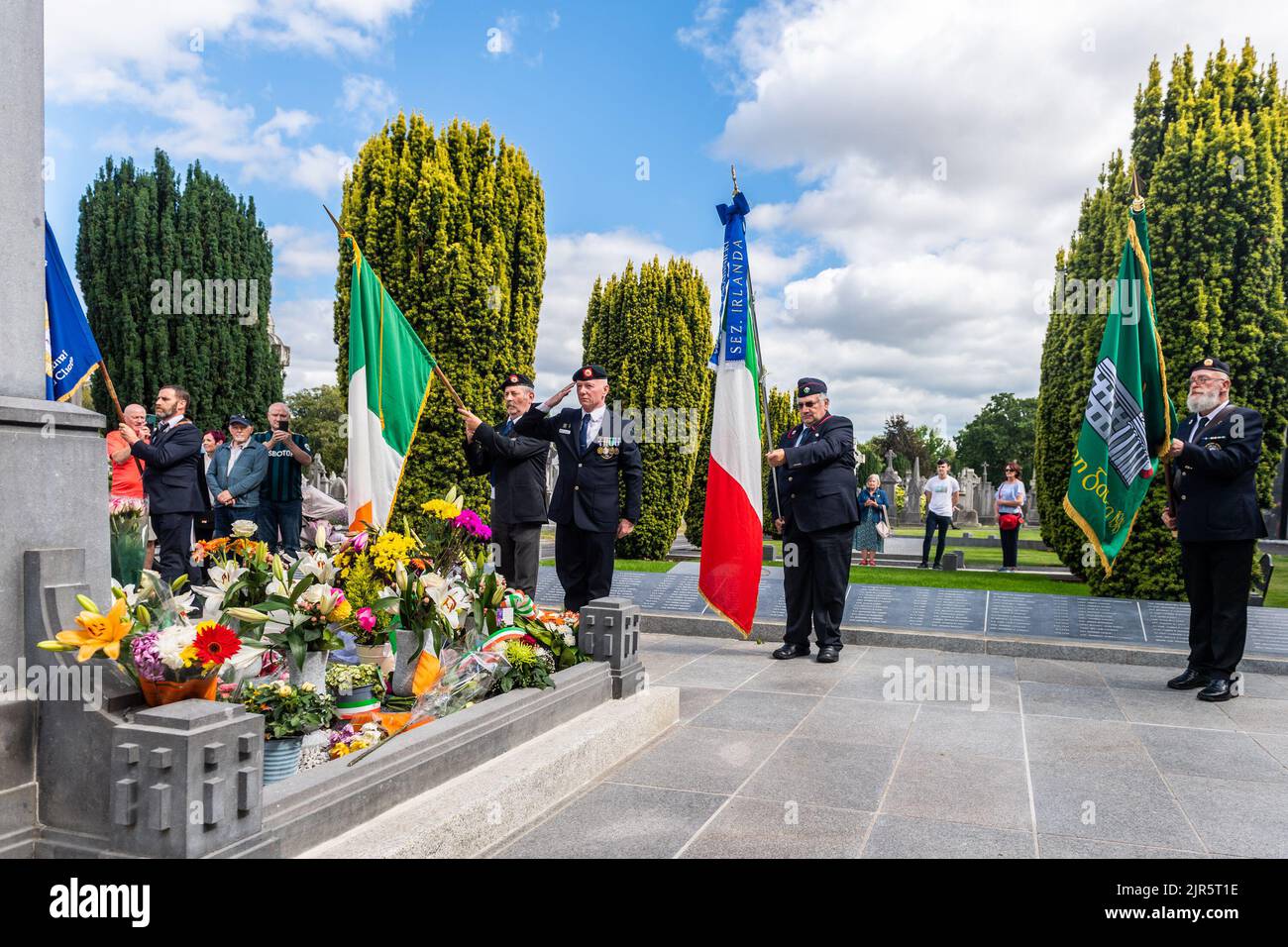 Dublin, Irlande. 22nd août 2022. À l'occasion du 100th anniversaire de la mort de Michael Collins, les vétérans militaires de Dublin et le groupe italien 'Associazione Nazionale Carabinieri Irelanda' ont organisé une cérémonie de pose de couronnes à la tombe de Collin dans le cimetière de Glasnevin. John Byrne, des anciens combattants militaires de Dublin, a déposé une couronne et a salué la tombe au fur et à mesure que les couleurs étaient abaissées. Crédit : AG News/Alay Live News Banque D'Images