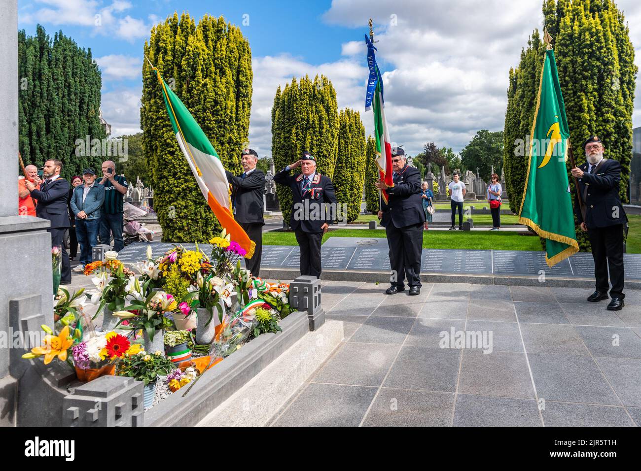 Dublin, Irlande. 22nd août 2022. À l'occasion du 100th anniversaire de la mort de Michael Collins, les vétérans de l'armée de Dublin ont organisé une cérémonie de pose de couronnes à la tombe de Collin, dans le cimetière de Glasnevin. Francesco Morelli, du groupe italien 'Associazione Nazionale Carabinieri Irelanda', a déposé une couronne et a salué la tombe au fur et à mesure que les couleurs étaient abaissées. Crédit : AG News/Alay Live News Banque D'Images