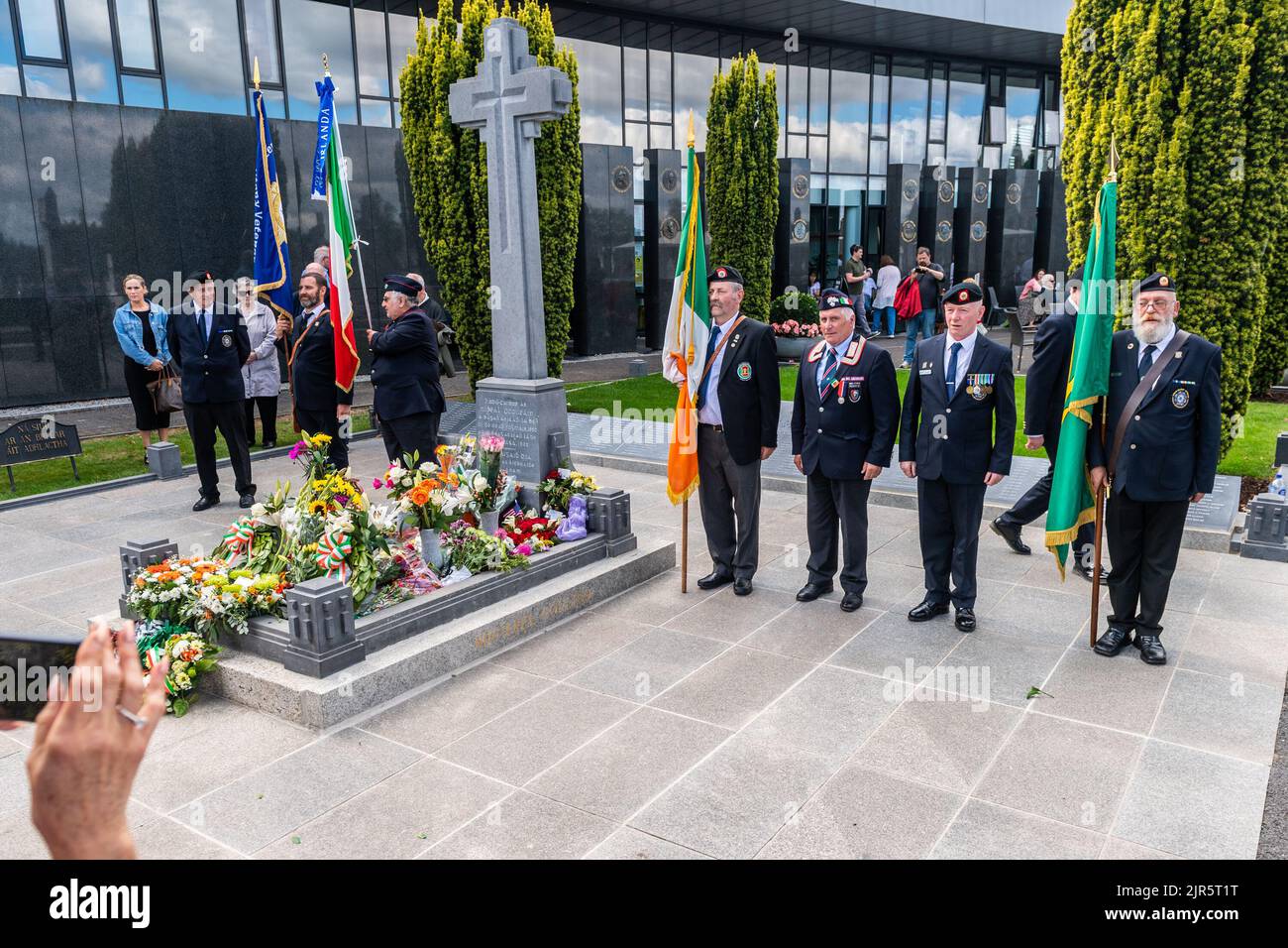 Dublin, Irlande. 22nd août 2022. À l'occasion du 100th anniversaire de la mort de Michael Collins, les vétérans militaires de Dublin et le groupe italien 'Associazione Nazionale Carabinieri Irelanda' ont organisé une cérémonie de pose de couronnes à la tombe de Collin dans le cimetière de Glasnevin. Les groupes se tiennent près de la tombe après la cérémonie. Crédit : AG News/Alay Live News Banque D'Images