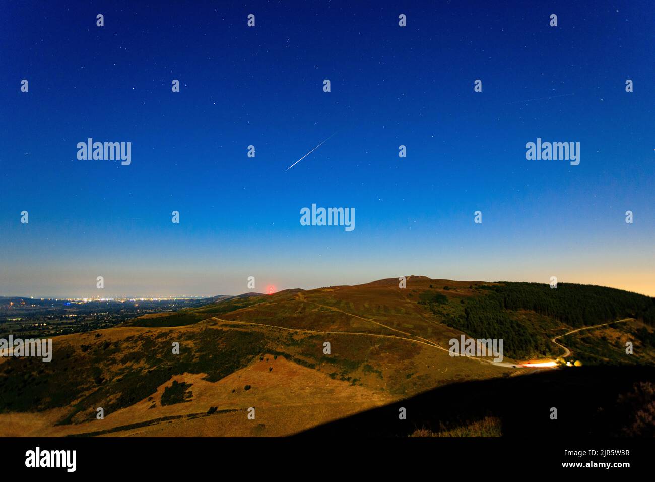 Météore de Perseid sur Moel Famau dans la chaîne de Clwydian, au nord du pays de Galles Banque D'Images