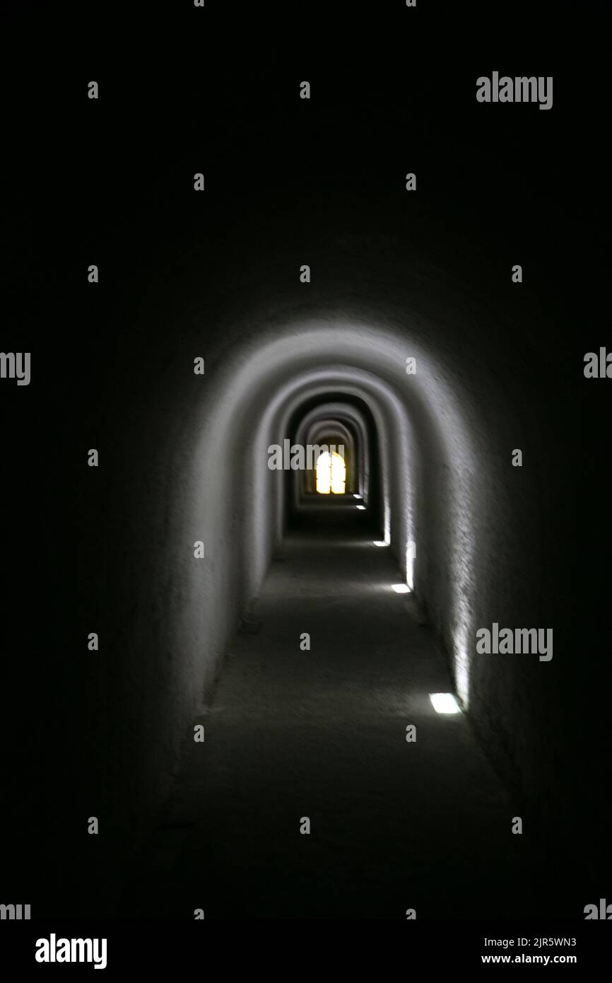 Tunnel dans l'obscurité avec des lumières. Alcalá del Jucar. Albacete Banque D'Images