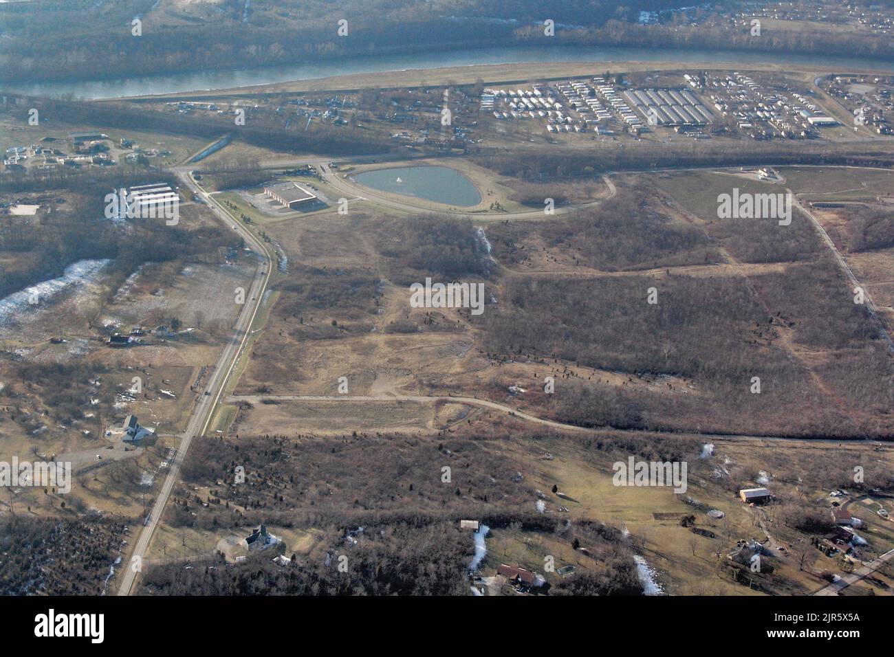 Images aériennes du site de la plaie à Miamisburg, Ohio. Cette série se compose de photographies aériennes numériques qui documentent les différentes phases des travaux d'assainissement de l'environnement sur ou à proximité de l'ancienne usine de Mound, à Miamisburg, Ohio. Le site comportait des activités intensives de recherche, d'essai et de production à l'appui du programme d'armes nucléaires du pays pendant la Guerre froide et au-delà, ce qui a laissé une variété de contaminants radiologiques et chimiques dans les sites de 306 acres. La couverture se concentre sur trois entreprises de nettoyage particulières qui ont plafonné plus d'une décennie Banque D'Images