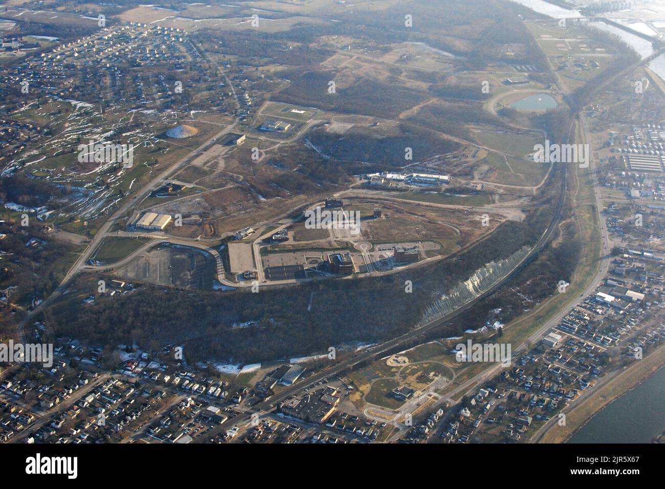 Images aériennes du site de la plaie à Miamisburg, Ohio. Cette série se compose de photographies aériennes numériques qui documentent les différentes phases des travaux d'assainissement de l'environnement sur ou à proximité de l'ancienne usine de Mound, à Miamisburg, Ohio. Le site comportait des activités intensives de recherche, d'essai et de production à l'appui du programme d'armes nucléaires du pays pendant la Guerre froide et au-delà, ce qui a laissé une variété de contaminants radiologiques et chimiques dans les sites de 306 acres. La couverture se concentre sur trois entreprises de nettoyage particulières qui ont plafonné plus d'une décennie Banque D'Images