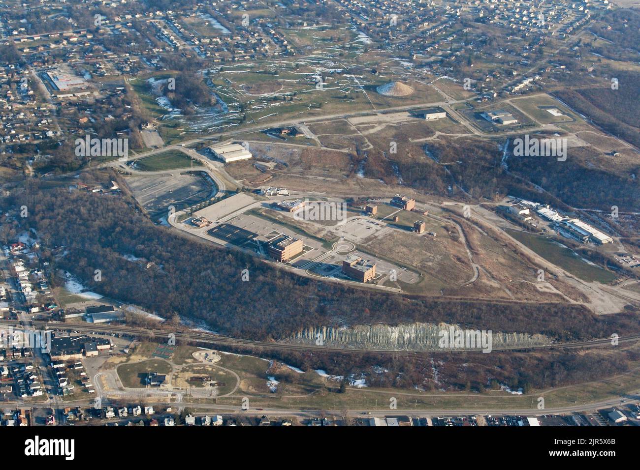 Images aériennes du site de la plaie à Miamisburg, Ohio. Cette série se compose de photographies aériennes numériques qui documentent les différentes phases des travaux d'assainissement de l'environnement sur ou à proximité de l'ancienne usine de Mound, à Miamisburg, Ohio. Le site comportait des activités intensives de recherche, d'essai et de production à l'appui du programme d'armes nucléaires du pays pendant la Guerre froide et au-delà, ce qui a laissé une variété de contaminants radiologiques et chimiques dans les sites de 306 acres. La couverture se concentre sur trois entreprises de nettoyage particulières qui ont plafonné plus d'une décennie Banque D'Images