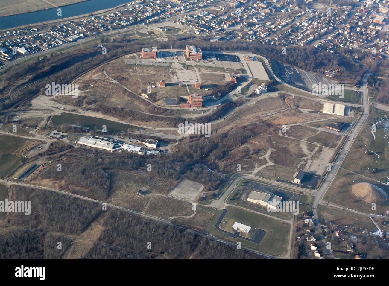 Images aériennes du site de la plaie à Miamisburg, Ohio. Cette série se compose de photographies aériennes numériques qui documentent les différentes phases des travaux d'assainissement de l'environnement sur ou à proximité de l'ancienne usine de Mound, à Miamisburg, Ohio. Le site comportait des activités intensives de recherche, d'essai et de production à l'appui du programme d'armes nucléaires du pays pendant la Guerre froide et au-delà, ce qui a laissé une variété de contaminants radiologiques et chimiques dans les sites de 306 acres. La couverture se concentre sur trois entreprises de nettoyage particulières qui ont plafonné plus d'une décennie Banque D'Images
