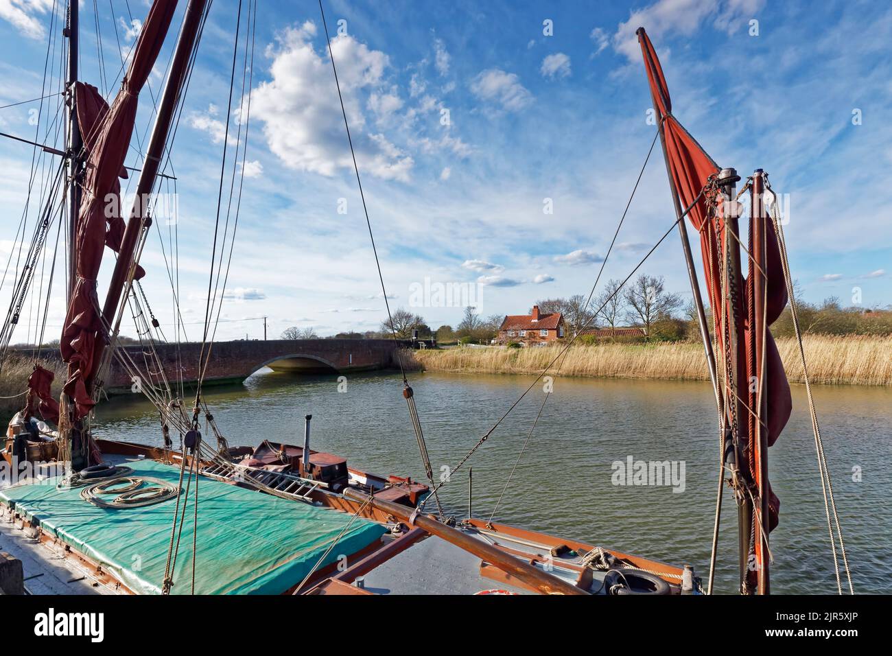 Pont Snape traversant la rivière ADLE dans le Suffolk, avec la Barge Thames en premier plan. Banque D'Images