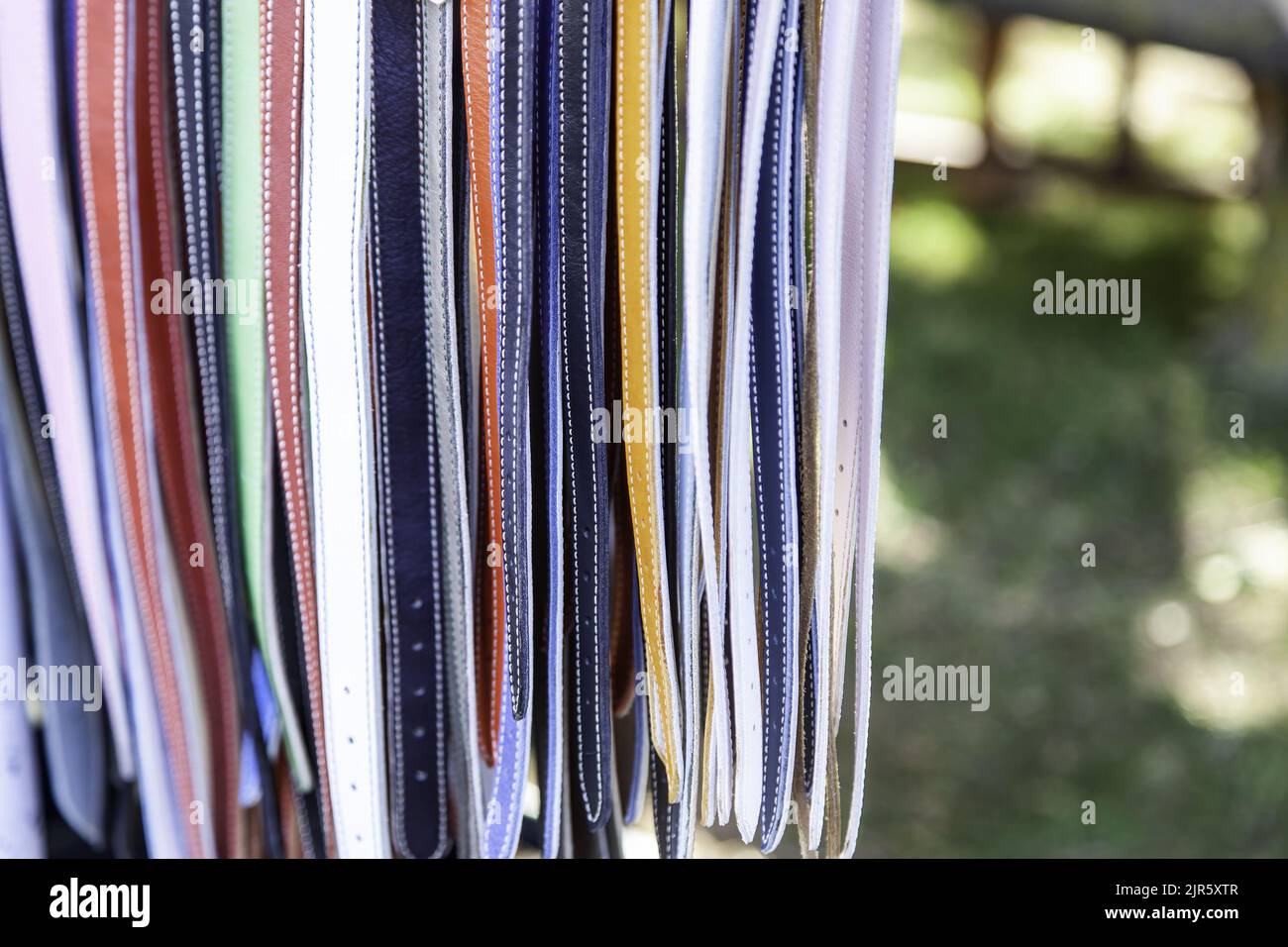 Détail des ceintures en cuir de couleur, de l'artisanat et de la tradition Banque D'Images