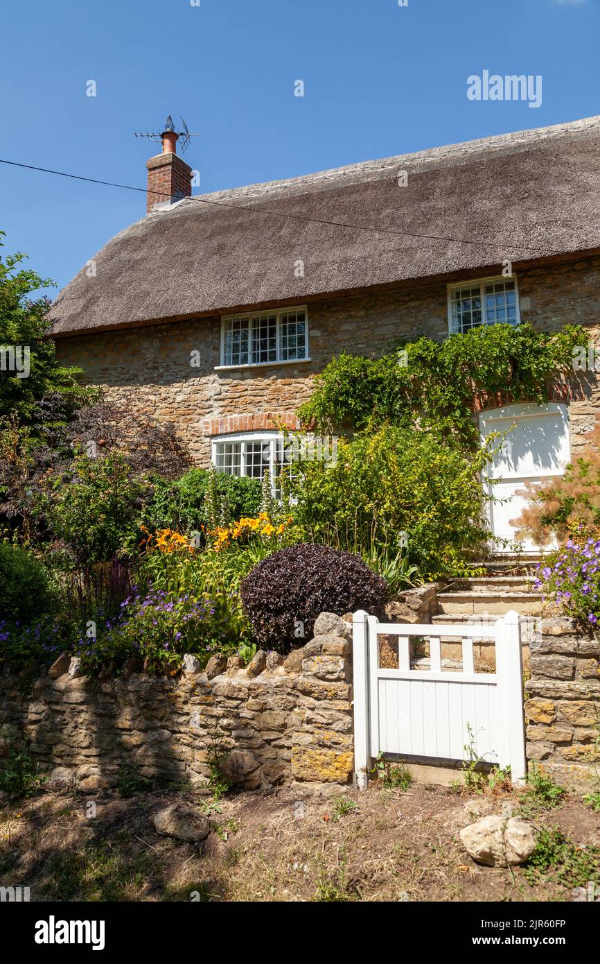 Une belle maison de chaume avec un jardin de chalet à Abbotsbury Dorset Banque D'Images