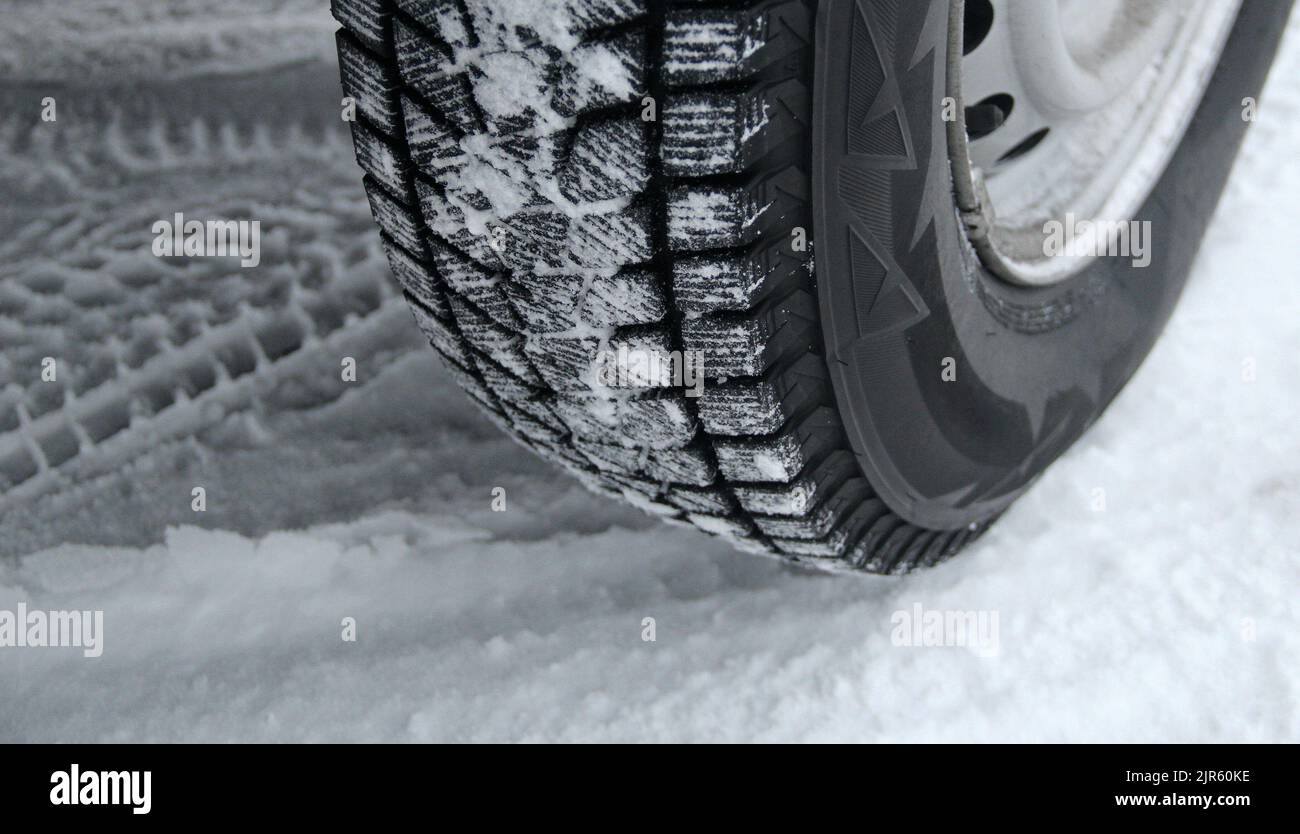 Bande de roulement des pneus d'hiver bourrée de neige en gros plan Banque D'Images