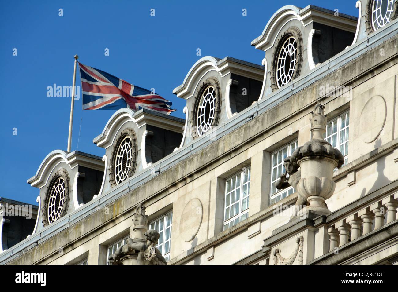 Les bâtiments somptueux à l'architecture anglaise situés à Piccadilly Circus l'un des lieux symboliques de Londres. Banque D'Images