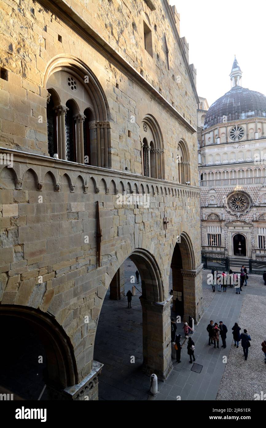 Le Palazzo della Ragione est un bâtiment historique de la ville de Bergame datant du XIIe siècle. À côté de la chapelle Colleoni, une Renaissa Banque D'Images