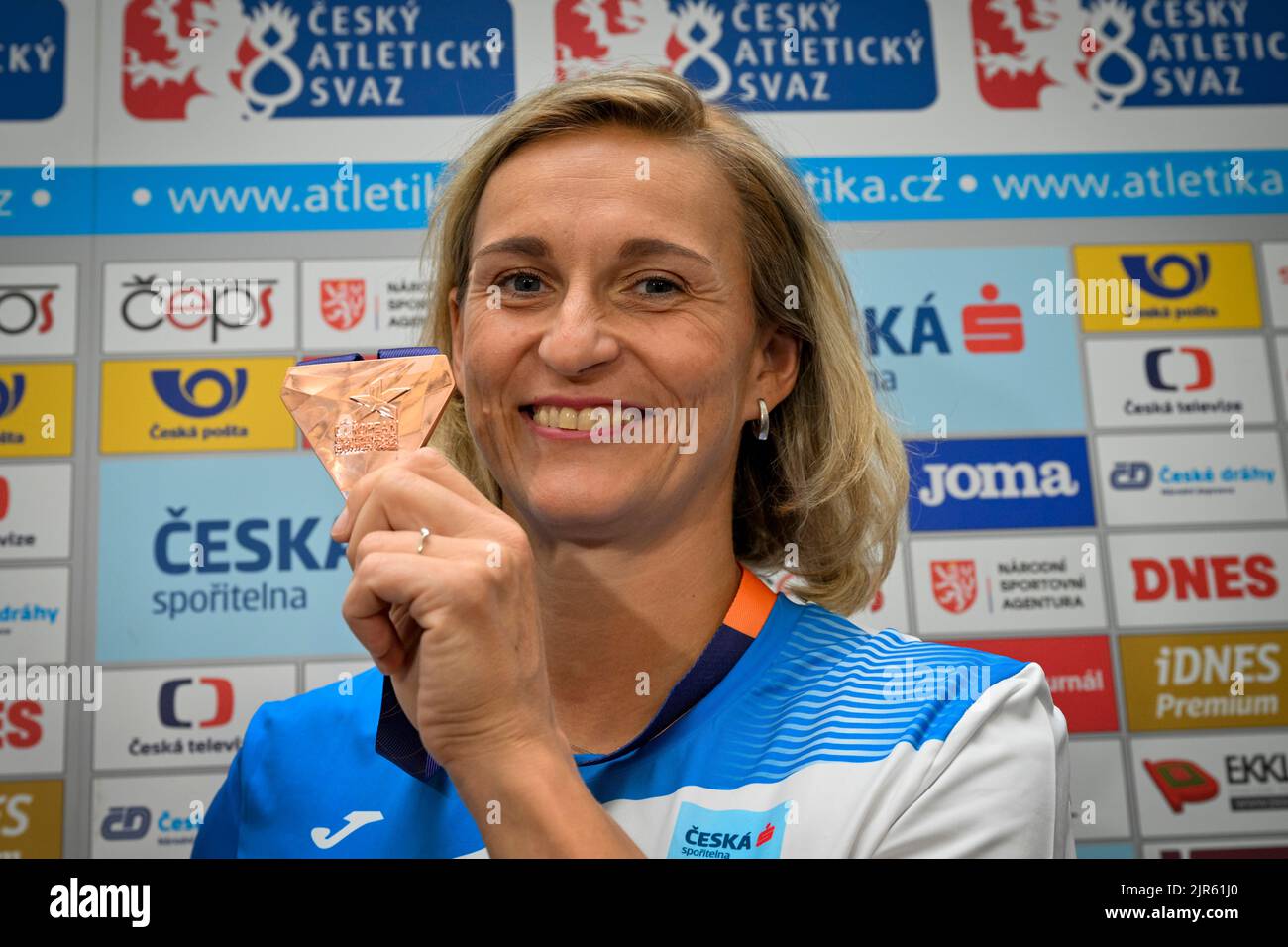 Prague, République tchèque. 22nd août 2022. Le lanceur de javelot tchèque Barbora Spotakova pose pour les journalistes la médaille de bronze de la compétition d'athlétisme des Championnats d'Europe 2022 à Prague, République Tchèque, 22 août 2022. Crédit : vit Simanek/CTK photo/Alay Live News Banque D'Images