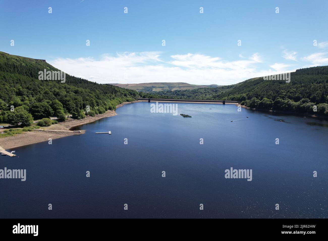 Réservoir de Ladybower Peak District England vue aérienne de drone Banque D'Images