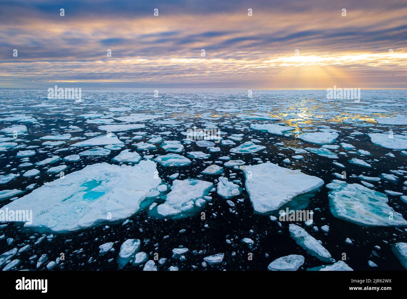 Coucher de soleil sur un paquet de glace dans le cercle arctique, Nordaustlandet, Svalbard, Norvège Banque D'Images